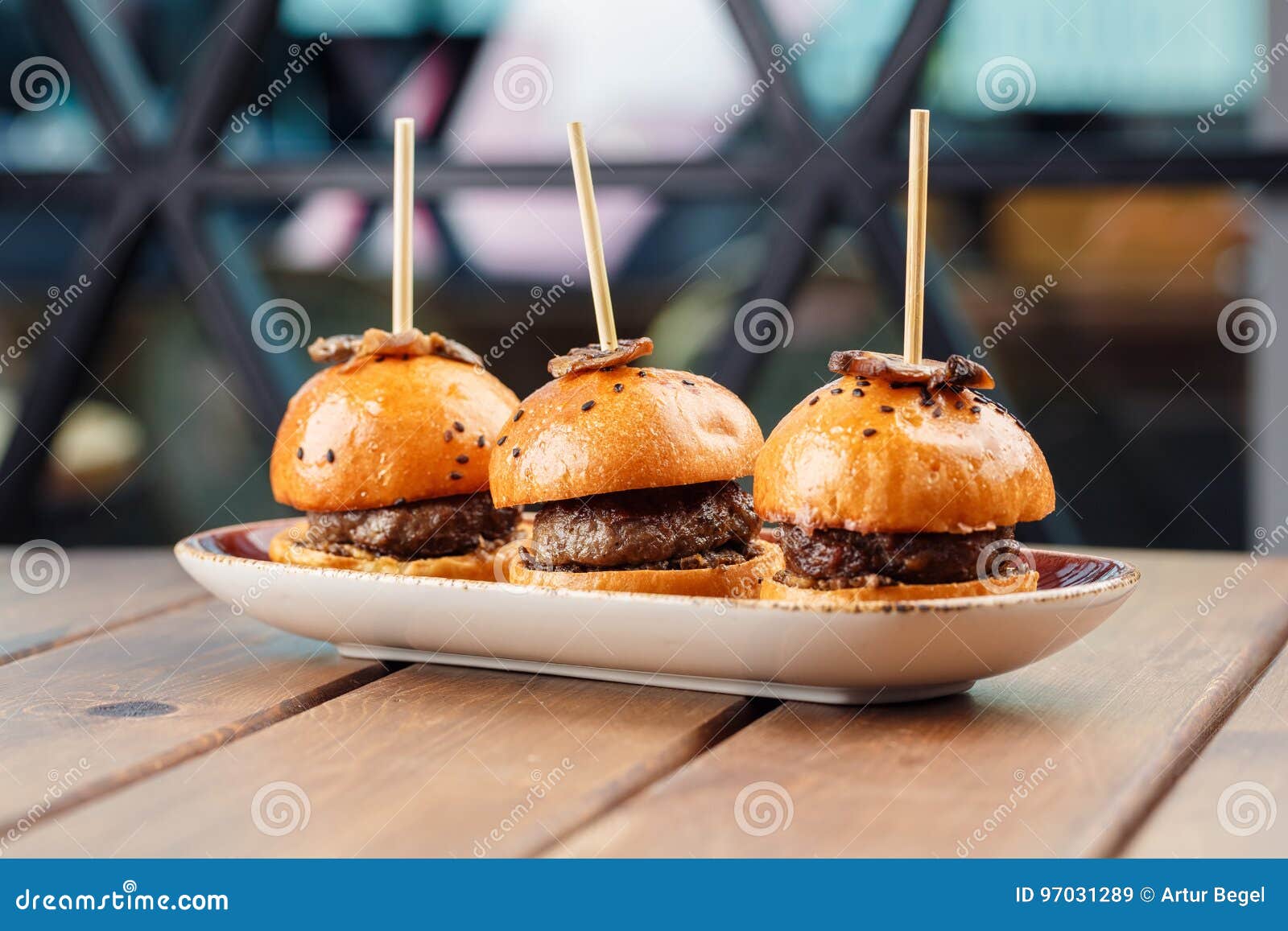 Articulatie spiegel spellen Kleine Die Burgers Op één Plaat Als Voorgerechten Wordt Gediend Stock  Afbeelding - Image of lichten, vlees: 97031289