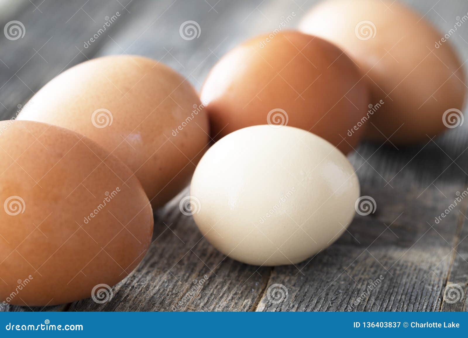 slecht humeur Metalen lijn golf Kleine en grote eieren stock afbeelding. Image of vers - 136403837