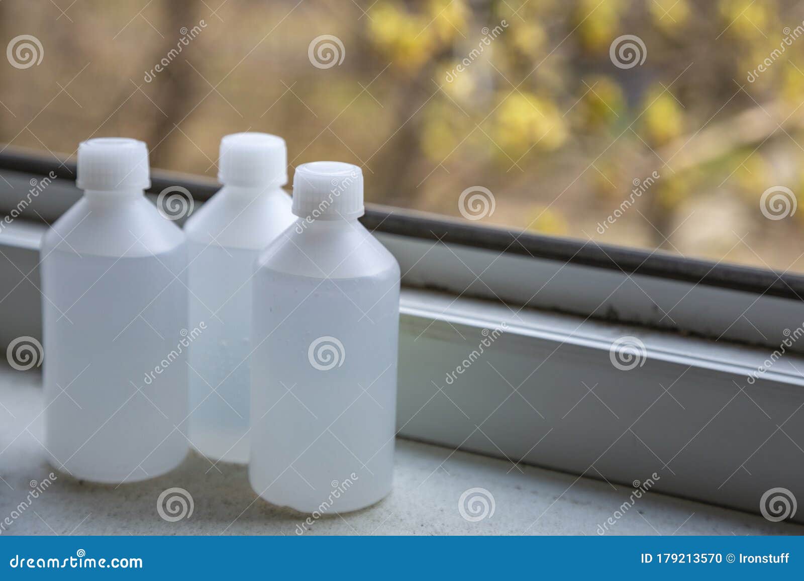 Kleine Flaschen Medizinische Flüssigkeit Alkohol Stockfoto - Bild von  antibiotisch, flasche: 179213570