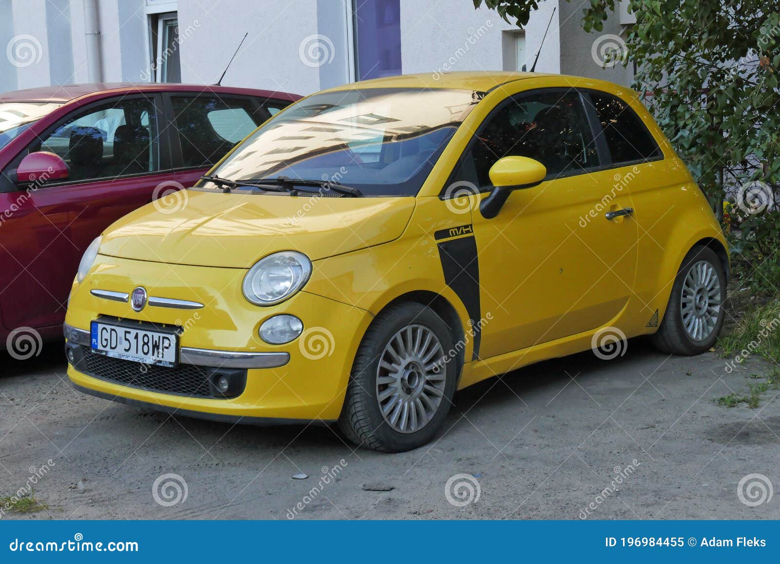 Kleine Gelbes Auto Fiat 500 Geparkt Redaktionelles Bild - Bild von luft,  schwarzes: 196984455