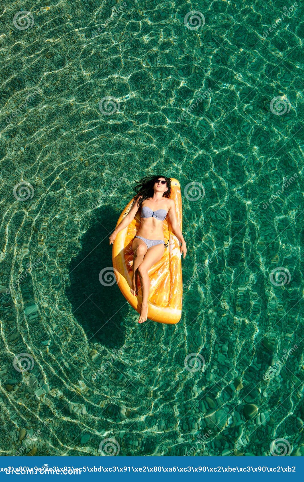 Mann-Schwimmen Im Tiefen Blauen Meer Stockfoto - Bild von 