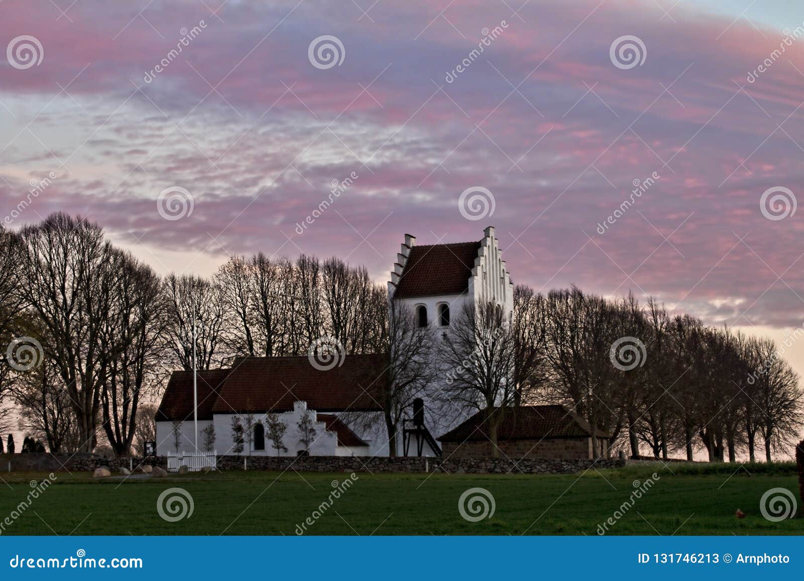 Kleine Kirche Im Sonnenuntergang am Fall Stockbild - Bild von dänemark