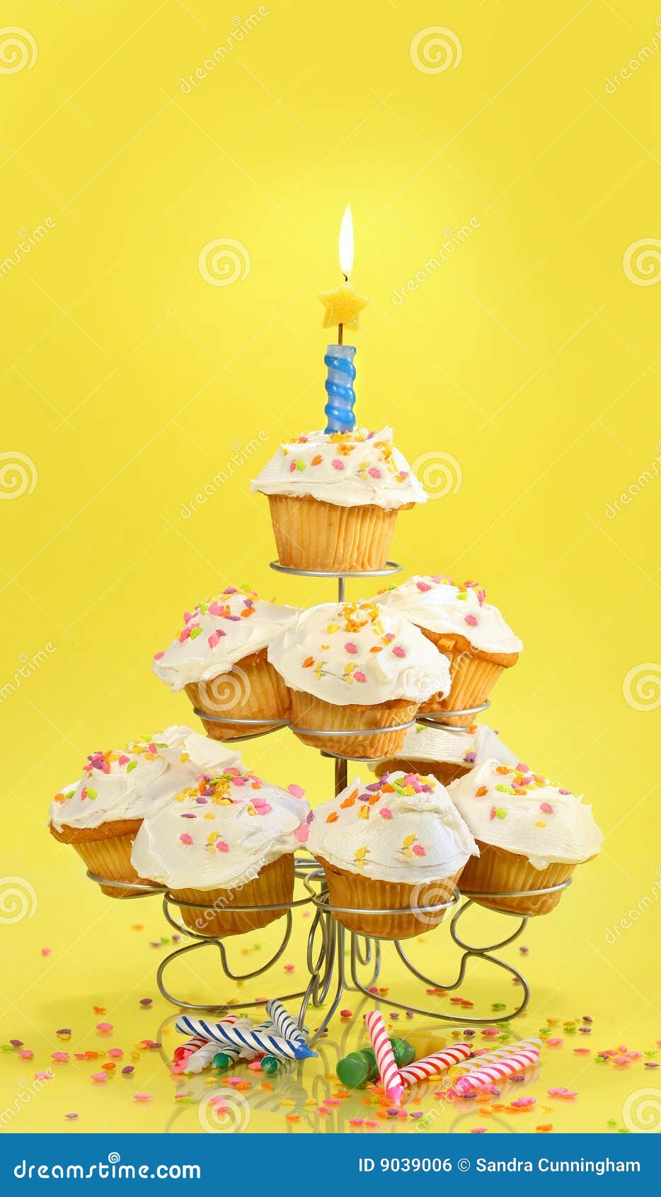 Kleine Kuchen Mit Blauer Kerze Auf Gelb Stockfoto - Bild von kuchen