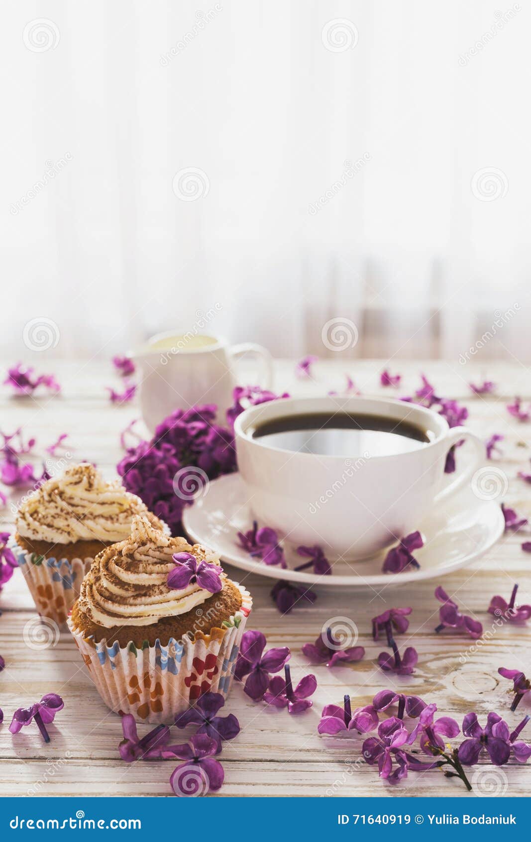 Kleine Kuchen Mit Sahne Kaffee Notizbuch Und Blumen Stockbild Bild Von Sahne Kleine