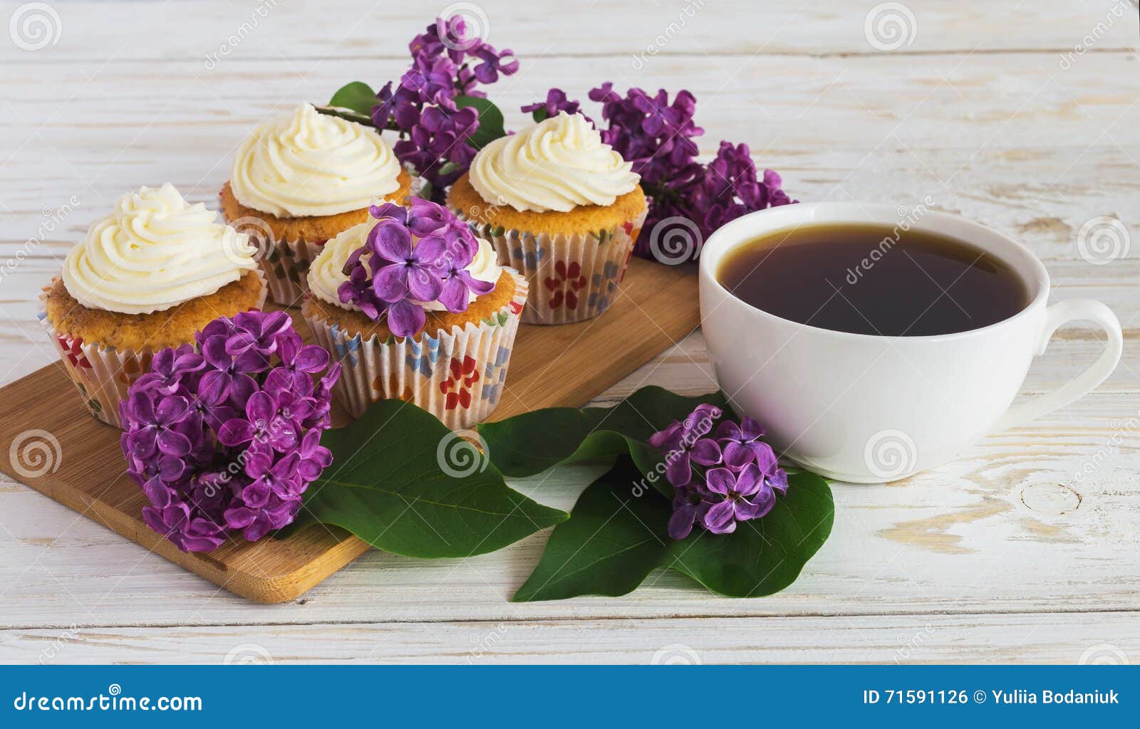Kleine Kuchen Mit Sahne Kaffee Und Blumen Stockfoto Bild Von Blumen Kleine