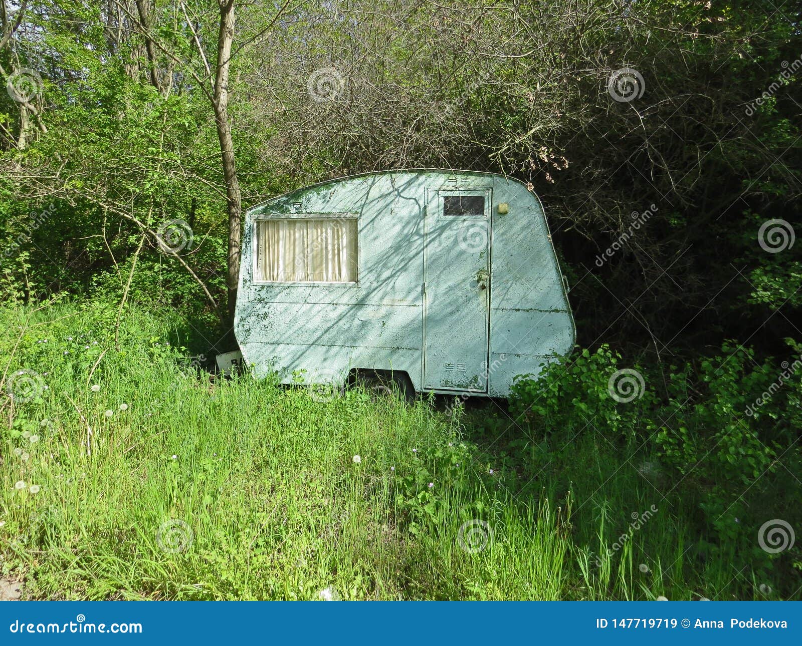 Kleine Oude Caravan in Het Hout Arcadisch Vakantie in De Aard Stock ...