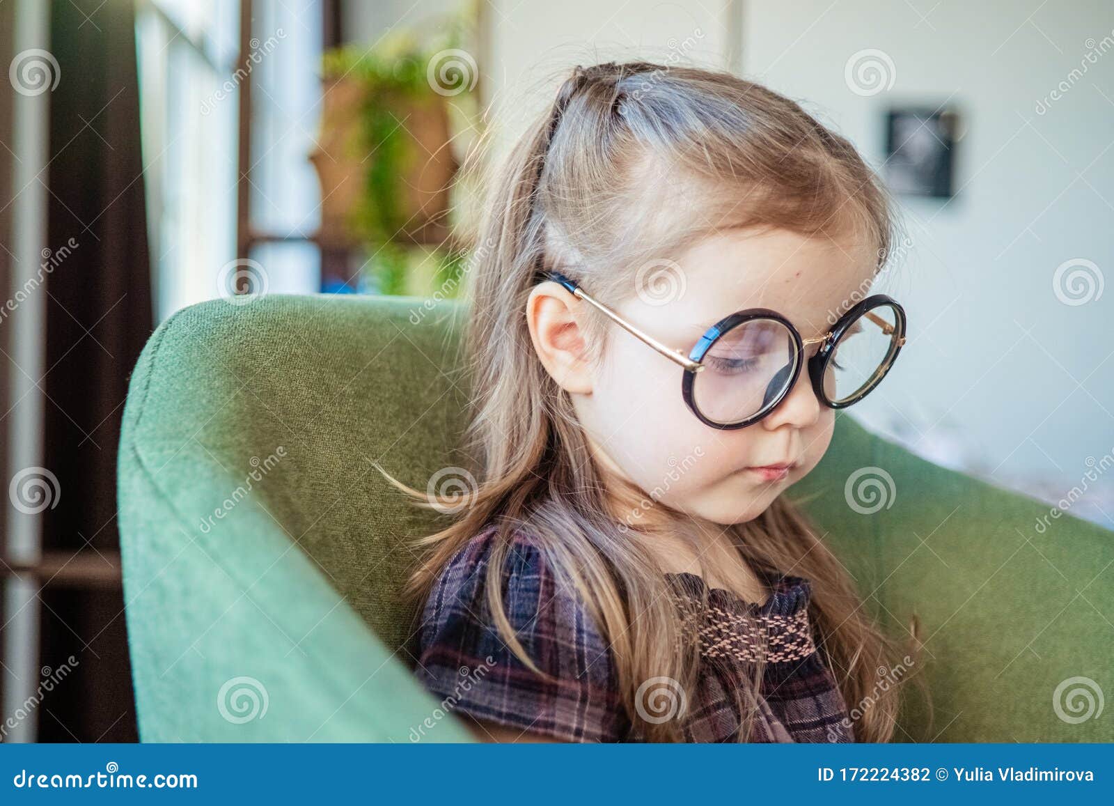 uitvegen Drama Vrijwel Kleine Peutermeisje in Een Bril Die Een Boek Leest Terug Naar Schoolconcept  Stock Foto - Image of leuk, taal: 172224382