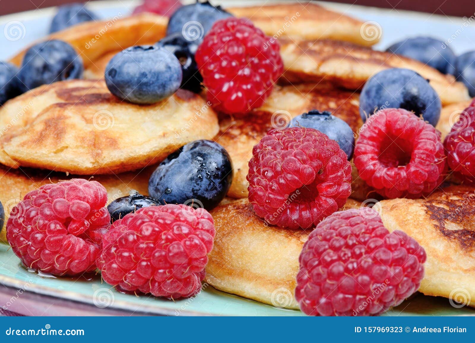 Kleine Pfannkuchen Mit Beeren Und Agar-Sirup in Einem Teller Stockbild ...