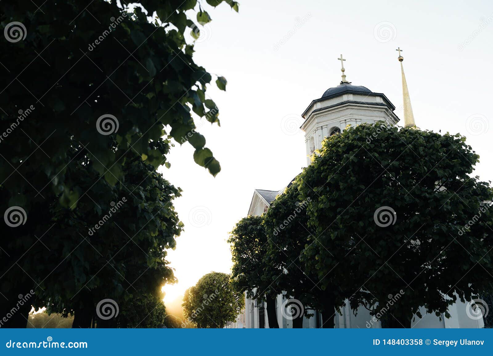 Kleine mooie Russische kerk in park bij zonsondergang