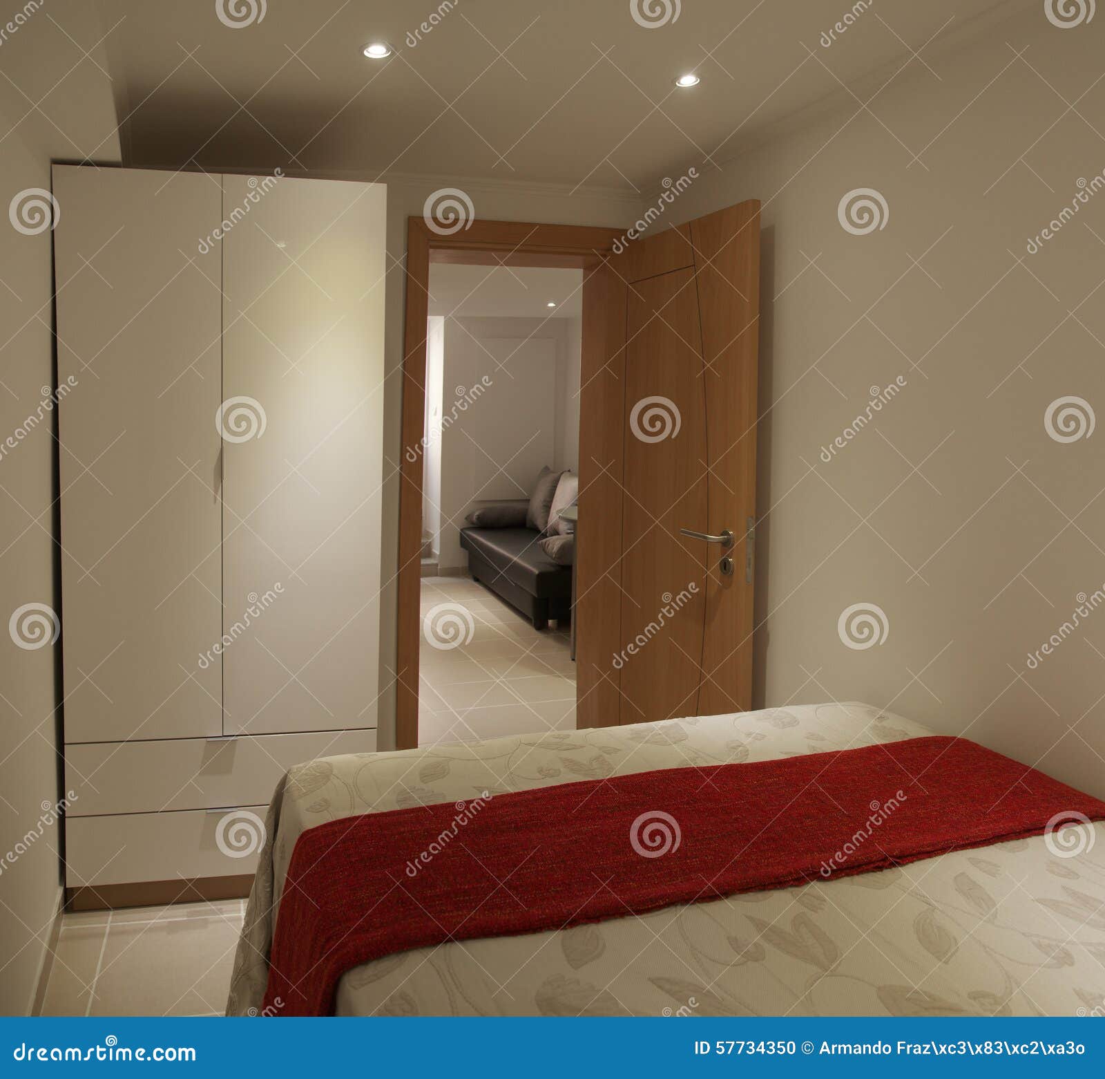 Kleine slaapkamer en kast stock foto afbeelding: 57734350