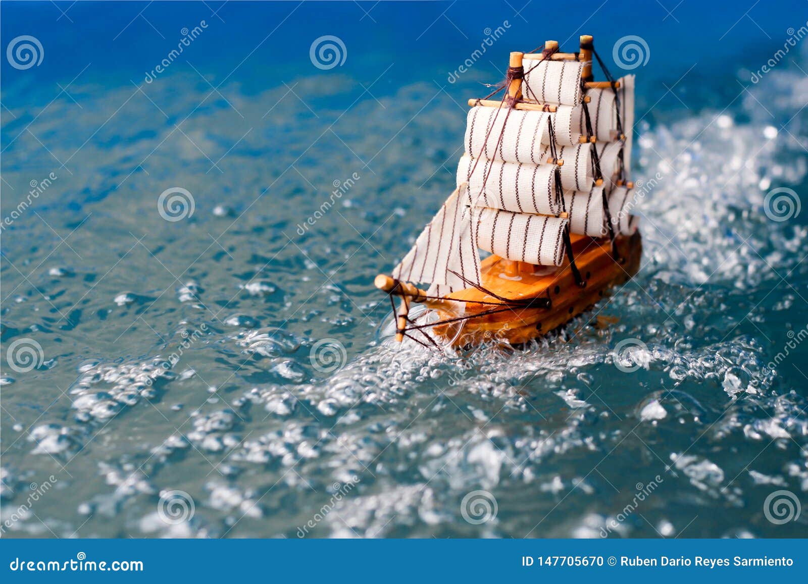 Kleine Stuk Speelgoed in Met Groot De Zeilboot Van Het Golven Wit Houten Schip Modelgoud Als Achtergrond Stock Foto - of retro, reis: 147705670
