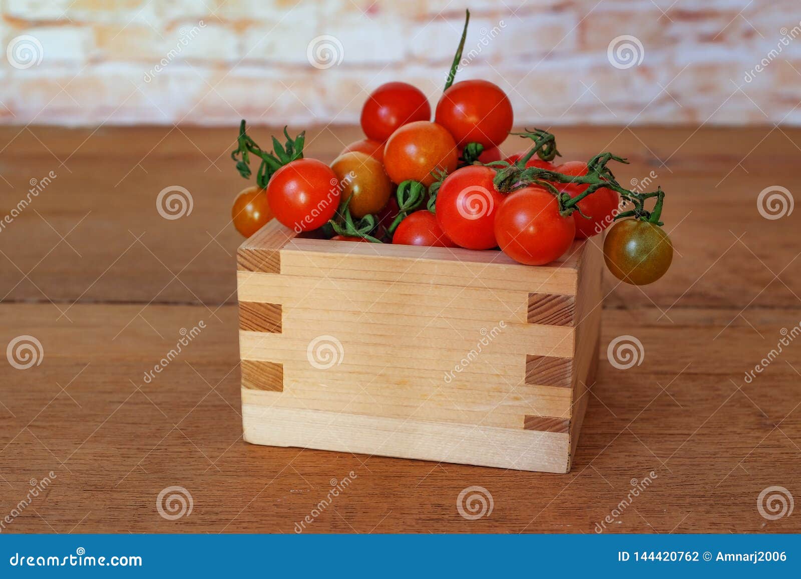 Kleine Tomatenmorserij uit houten doos Voedsel. Kleine Tomatenmorserij uit houten doos Het concept van het voedsel