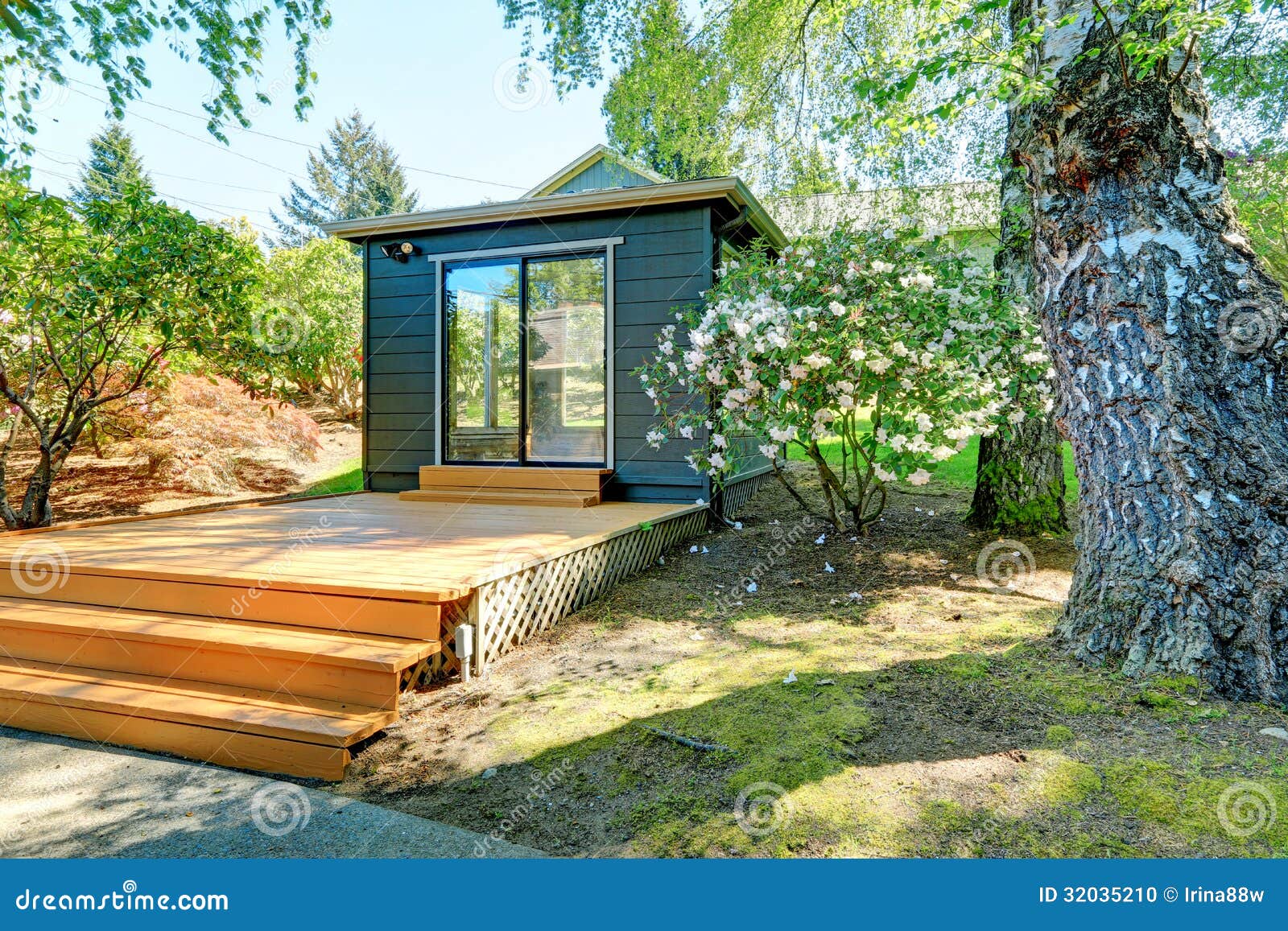 vergelijking idioom duidelijk Kleine Tuinstudio in Een Afzonderlijke Ruimte Met Venstermuren. Stock Foto  - Image of berk, bureau: 32035210