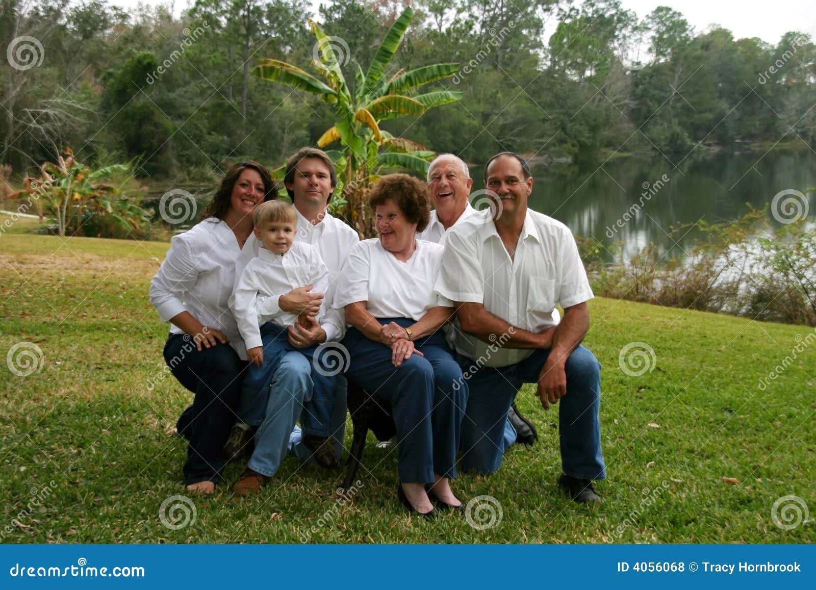 Kleine uitgebreide familie. Kleine familie met grootouders buiten door een meer