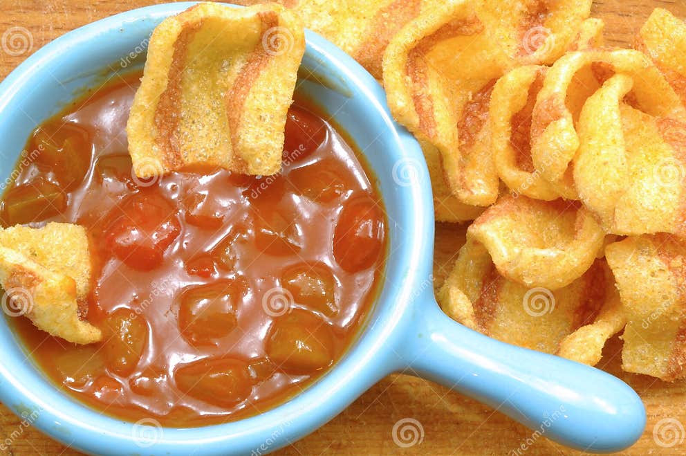 Kleiner Aperitif Mit Speckchips Und Würziger Chili-Sauce Stockbild ...