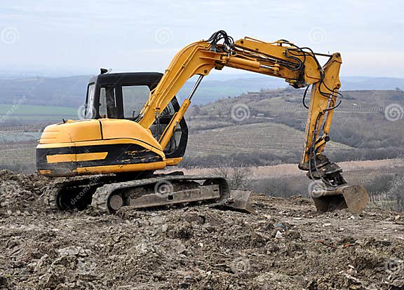 Kleiner Bagger im Garten stockfoto. Bild von sonderkommando 168873148
