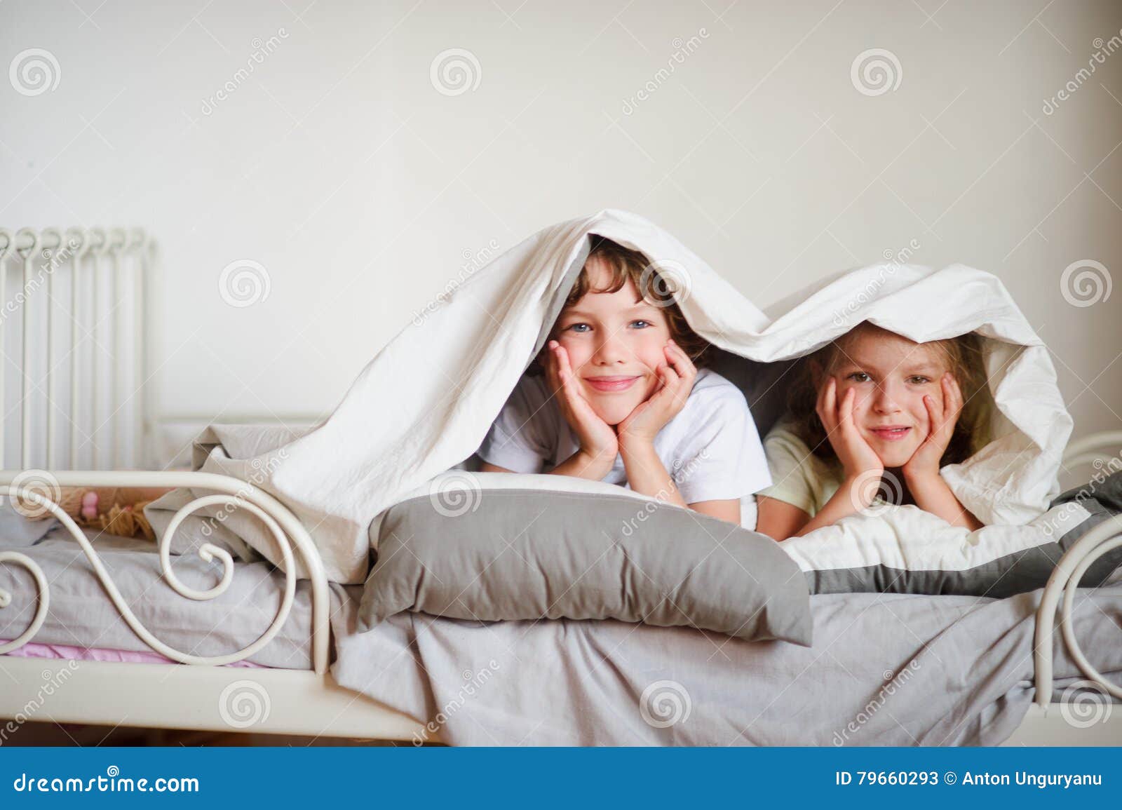 Brunder Und Schwester Im Bett