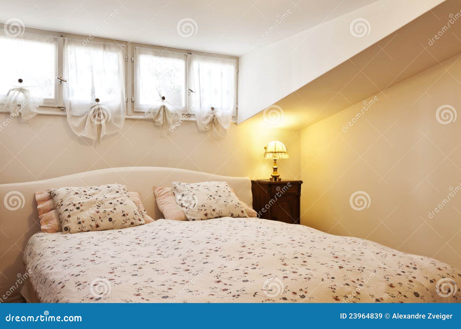 Kleiner Dachboden Versorgt Schlafzimmer Stockbild Bild