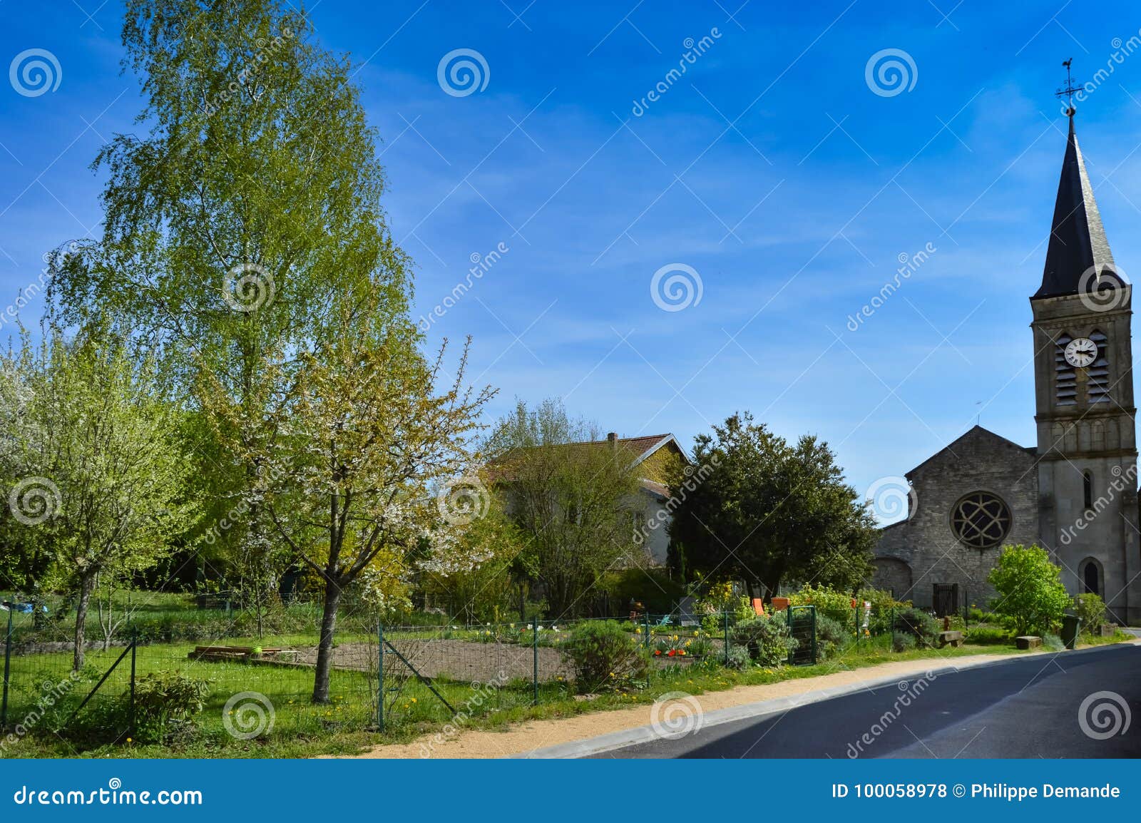 Kleiner Garten Und Alte Kirche in Einem Kleinen Dorf Stockfoto Bild