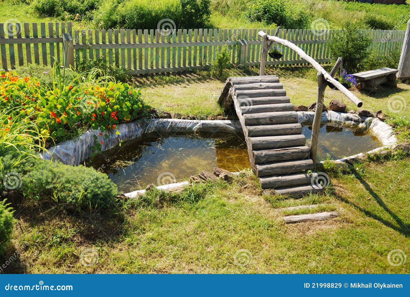 Kleiner Gartenteich Mit Holzerner Brucke Stockbild Bild Von Brucke Holzerner 21998829