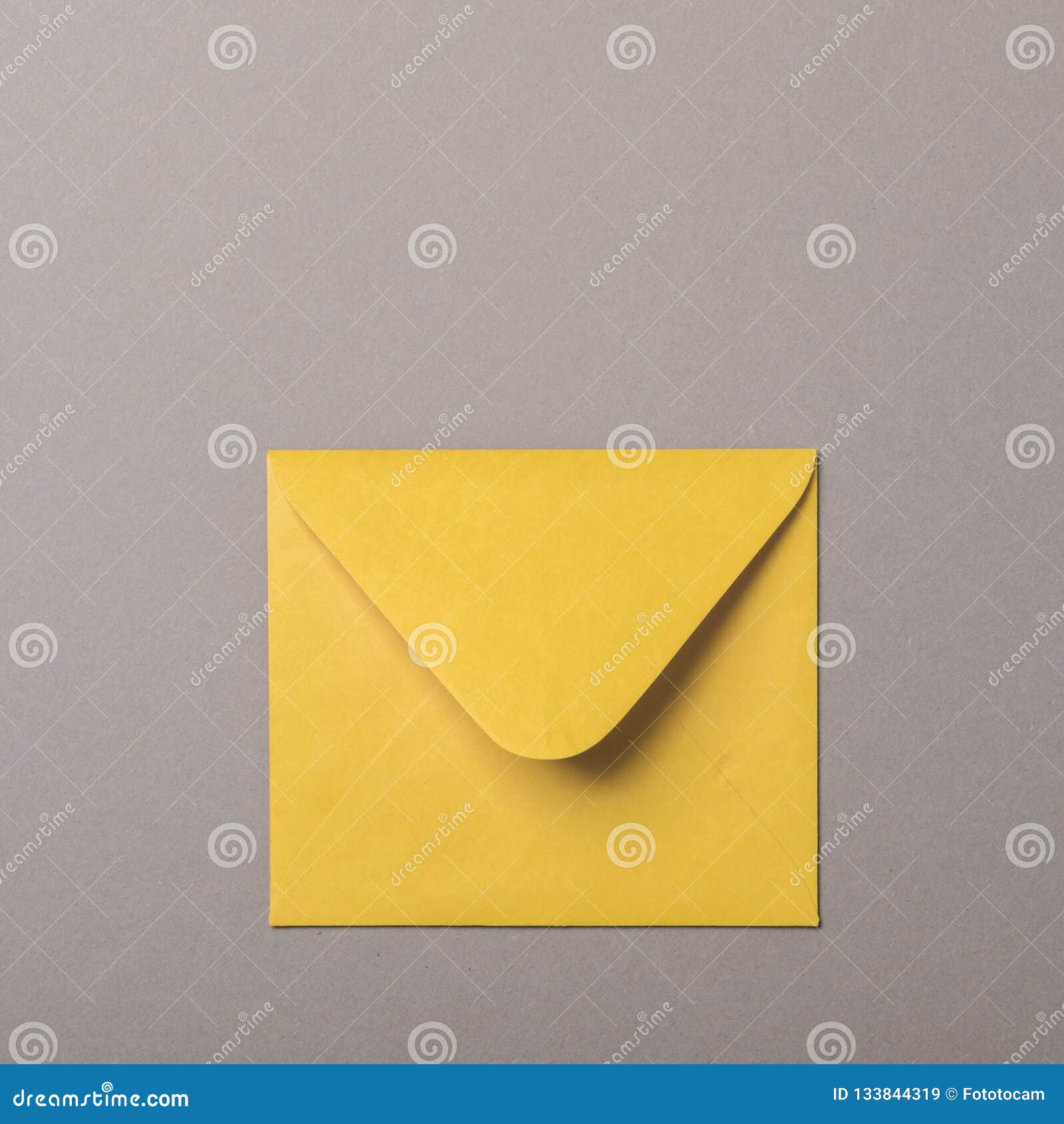 Kleiner Gelber Umschlag Auf Einem Grauen Hintergrund Stockbild Bild Von Hintergrund Umschlag