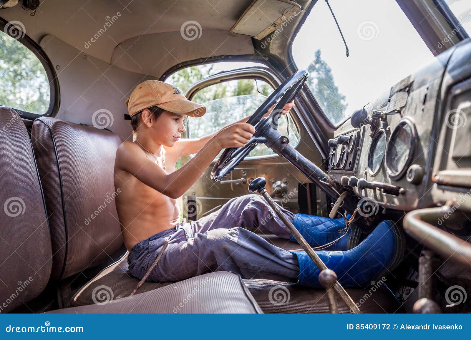 Kleiner Junge, Der Einen Großen LKW Im Sommer Fährt Stockfoto - Bild von  masse, kaukasisch: 85409172