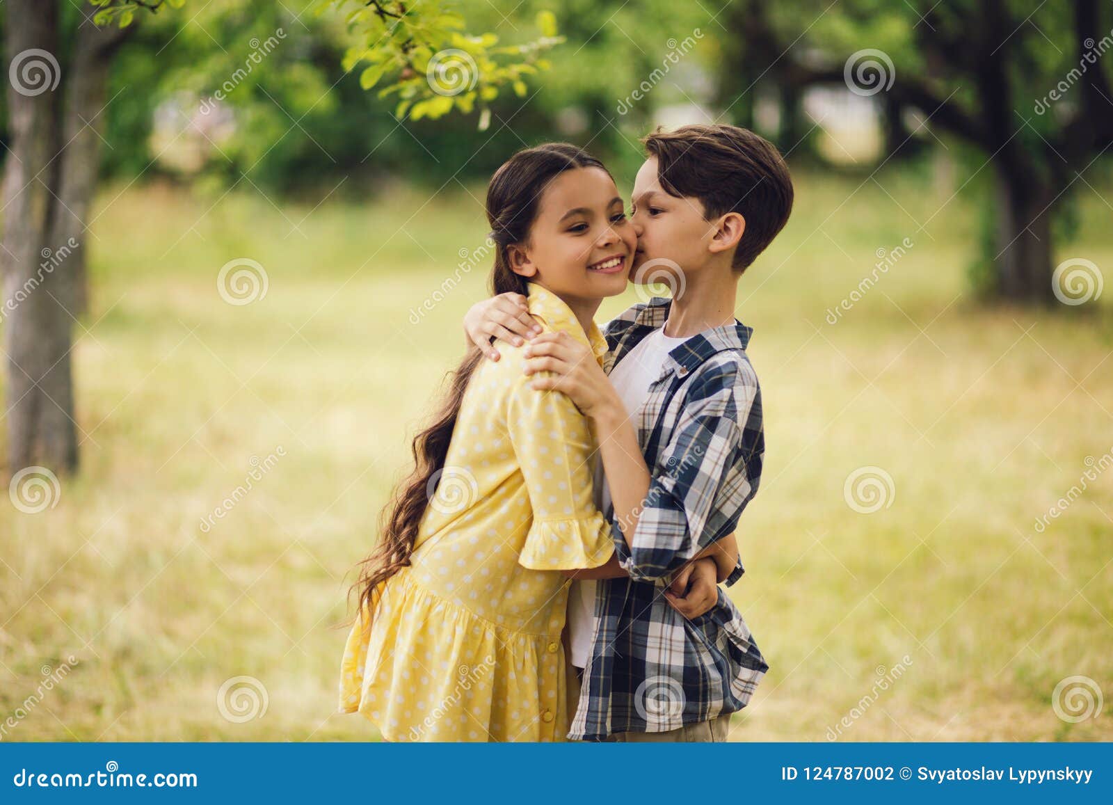 Kleiner Junge Der Madchen Kusst Stockfoto Bild Von Schwester Gesicht 124787002