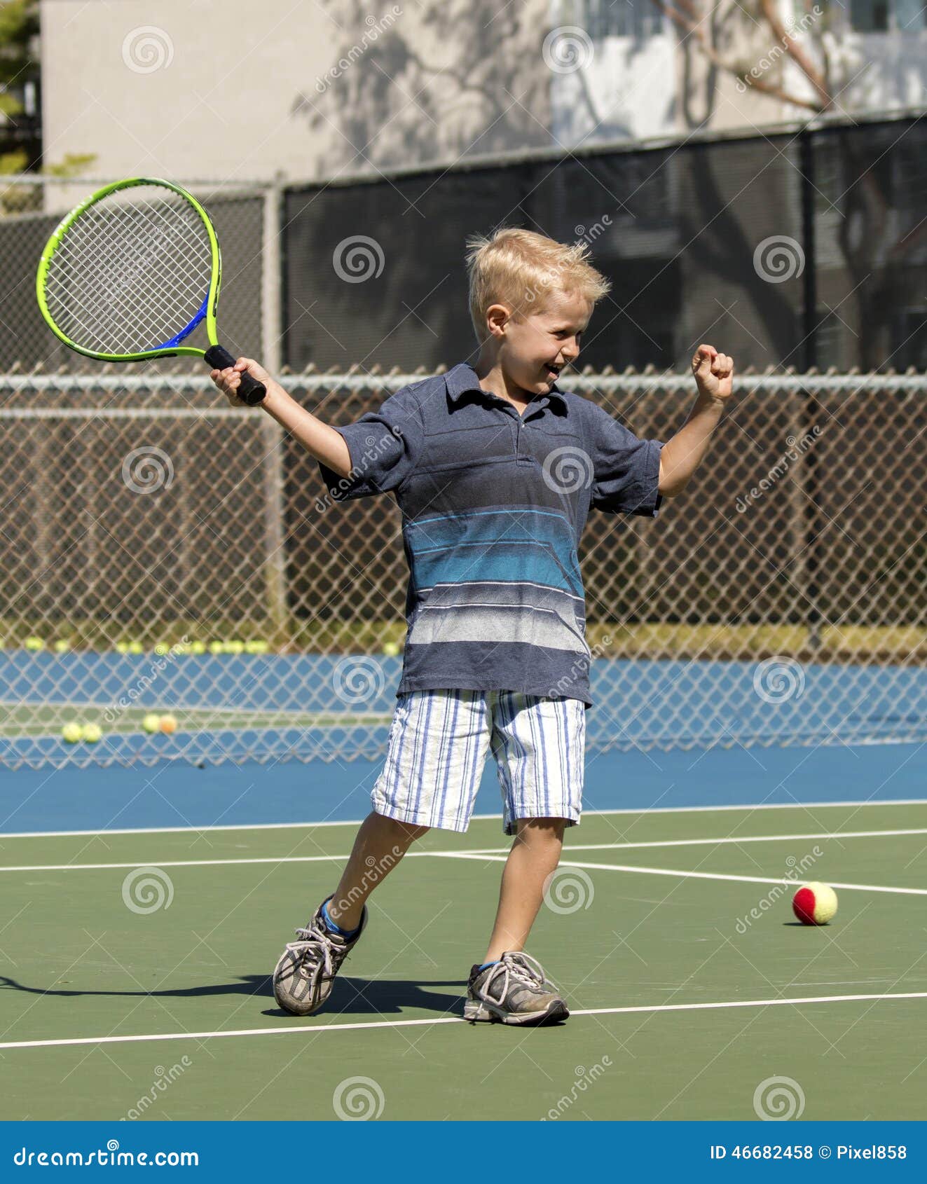 Kleiner Junge, Der Tennis Spielt Stockfoto Bild von serie, kerbe