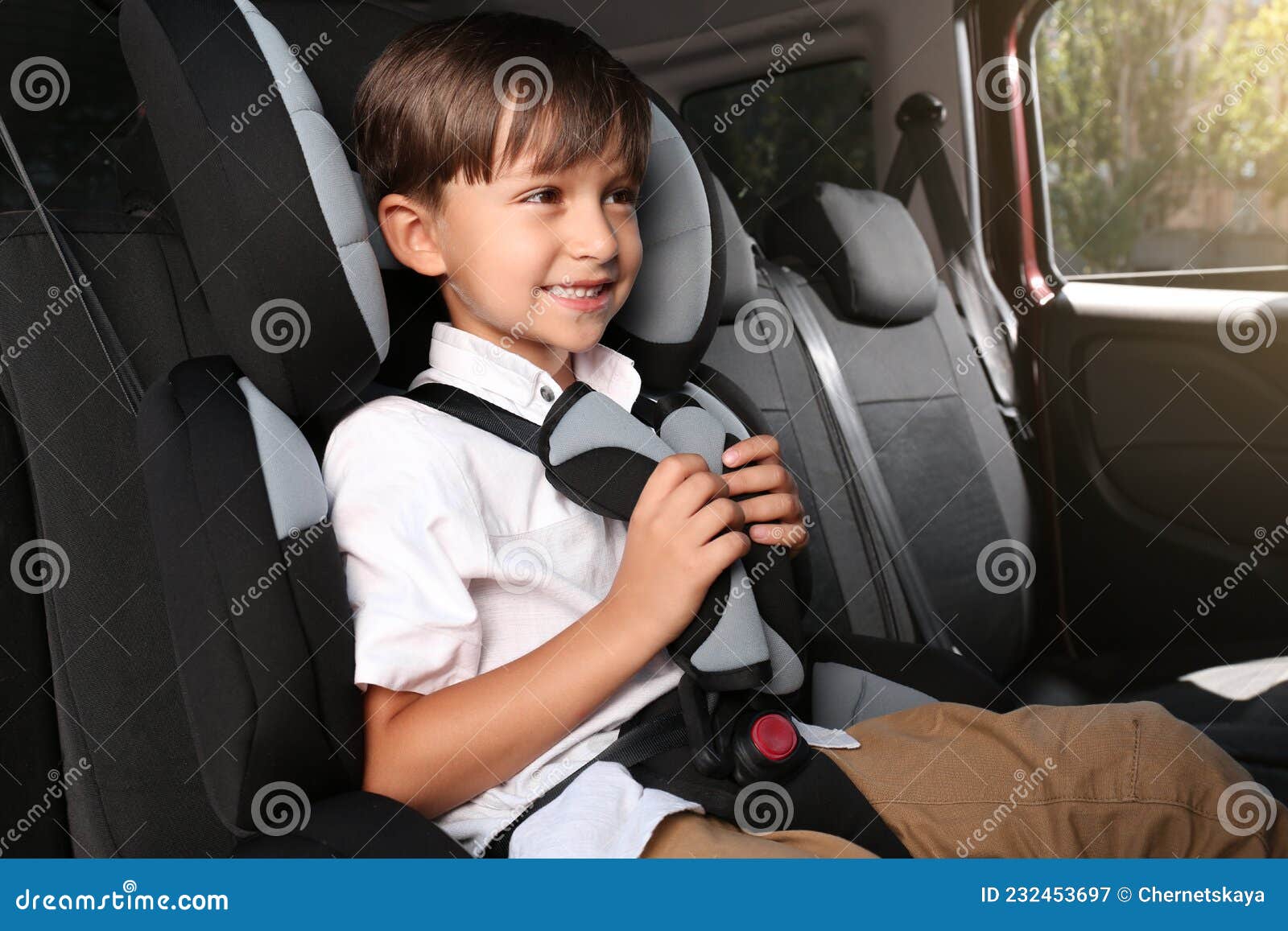 https://thumbs.dreamstime.com/z/kleiner-junge-mit-sicherheitsgurt-f%C3%BCr-das-auto-kraftfahrzeuge-kindersitz-232453697.jpg