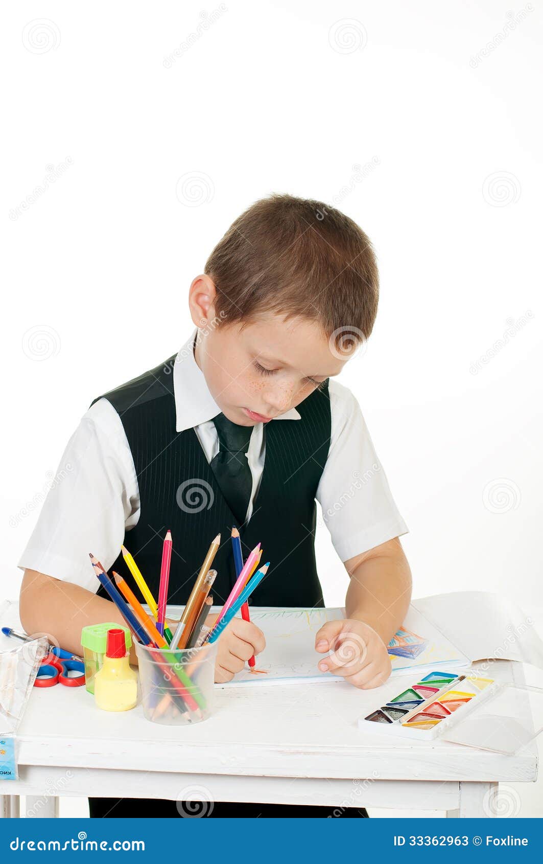 Kleiner Junge An Seinem Schreibtisch Mit Einem Album Fur Das Zeichnen Die Bleistifte Und Die Bucher Auf Weissem Hintergrund Stockbild Bild Von Fur Schreibtisch