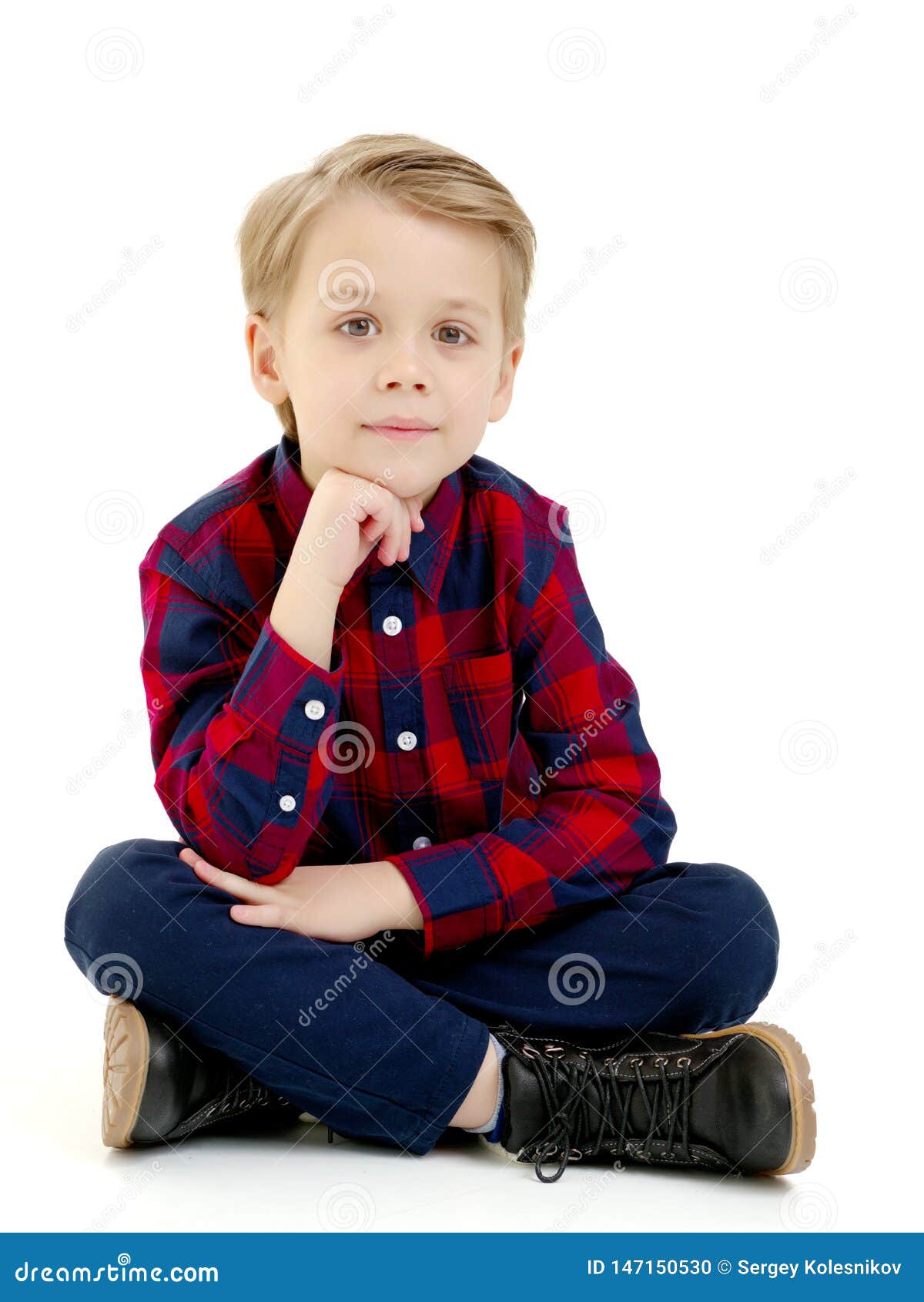 Kleiner Junge Sitzt Auf Dem Boden Stockfoto - Bild von ...