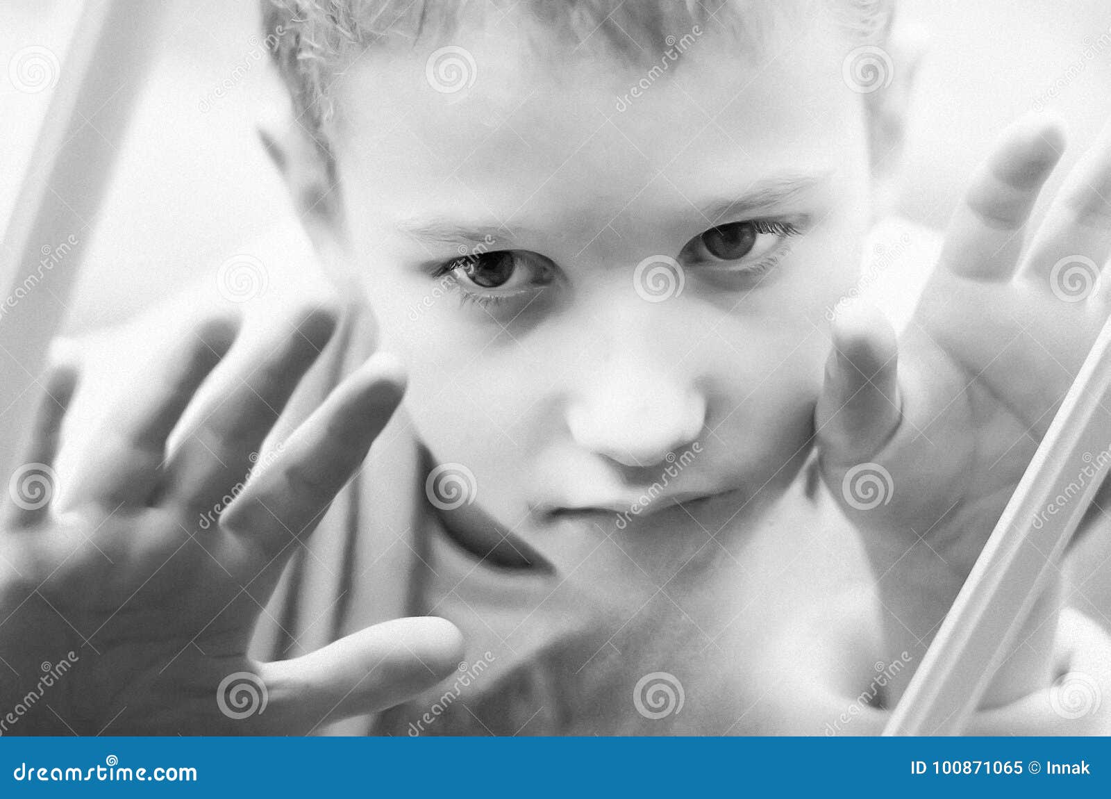 Kleiner Trauriger Junge Schaut Heraus Das Fenster Schwarzweiss Foto Eines Nahaufnahmekindes Hungriges Kind Mit Grossen Klaren Auge Stockbild Bild Von Madchen Nahrung 100871065