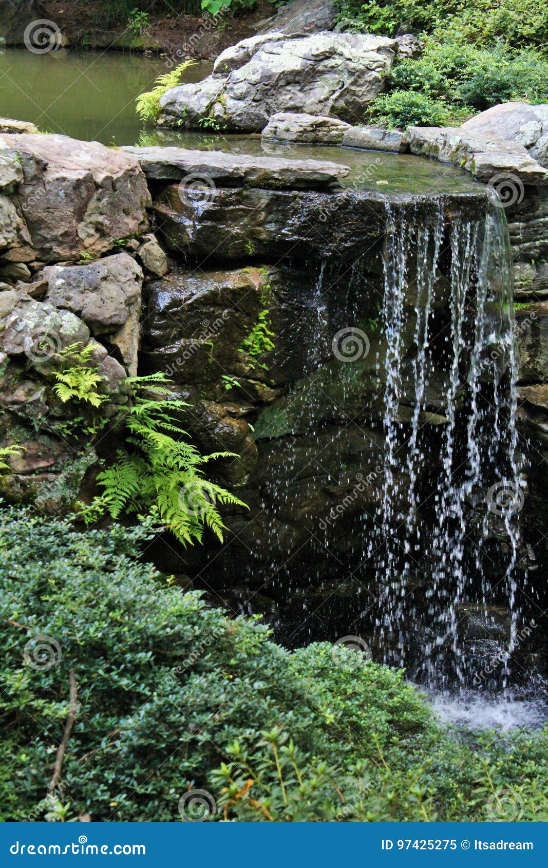 Kleiner Wasserfall Im Garten Stockbild Bild Von Garten Nave 97425275