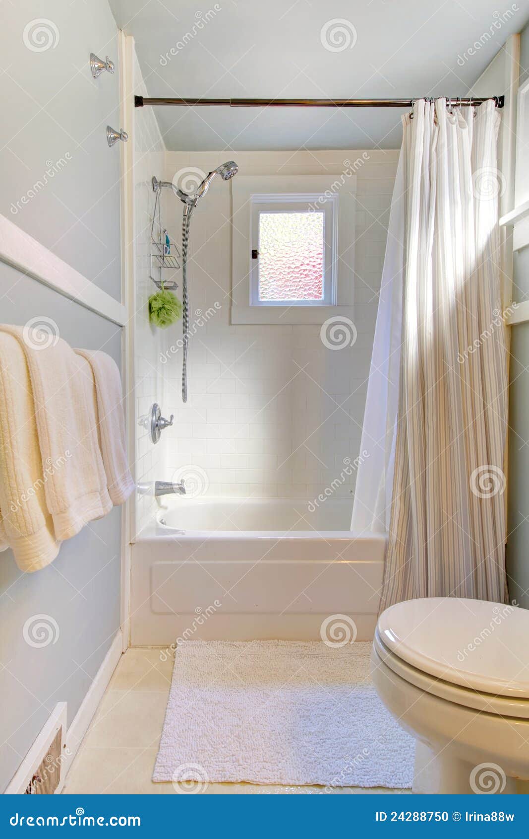 Kleines Blaues Badezimmer Mit Hellgrauem Blau. Stockfoto - Bild von