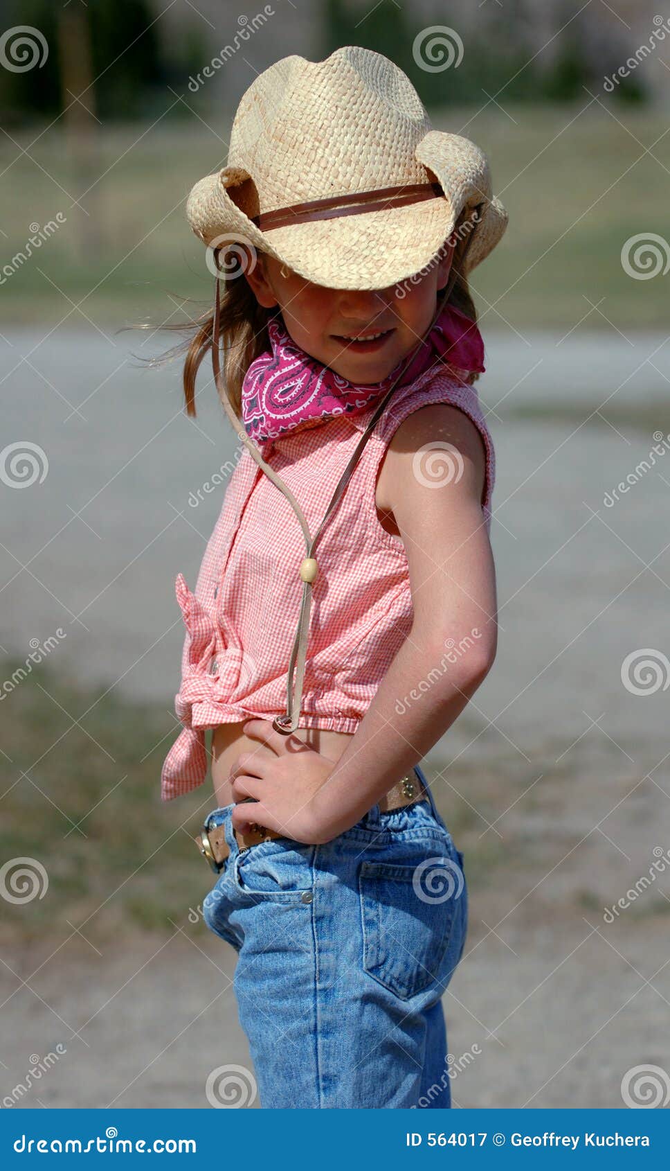 Kleines Cowgirl mit Fluglage. Kleines Cowgirl schlägt eine Haltung mit Fluglage