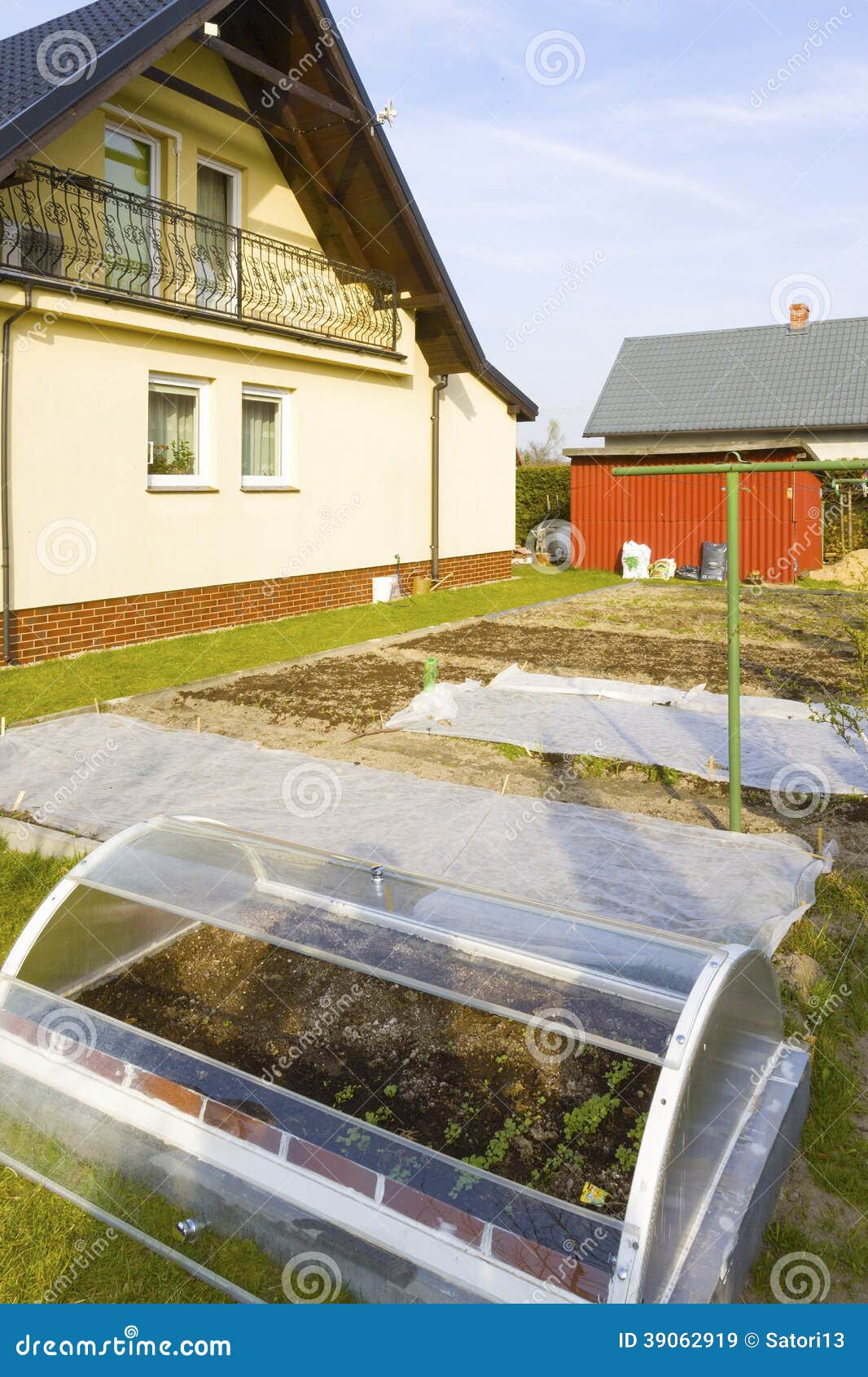 Kleines Gewachshaus Im Garten Stockbild Bild Von Gewachshaus Garten 39062919