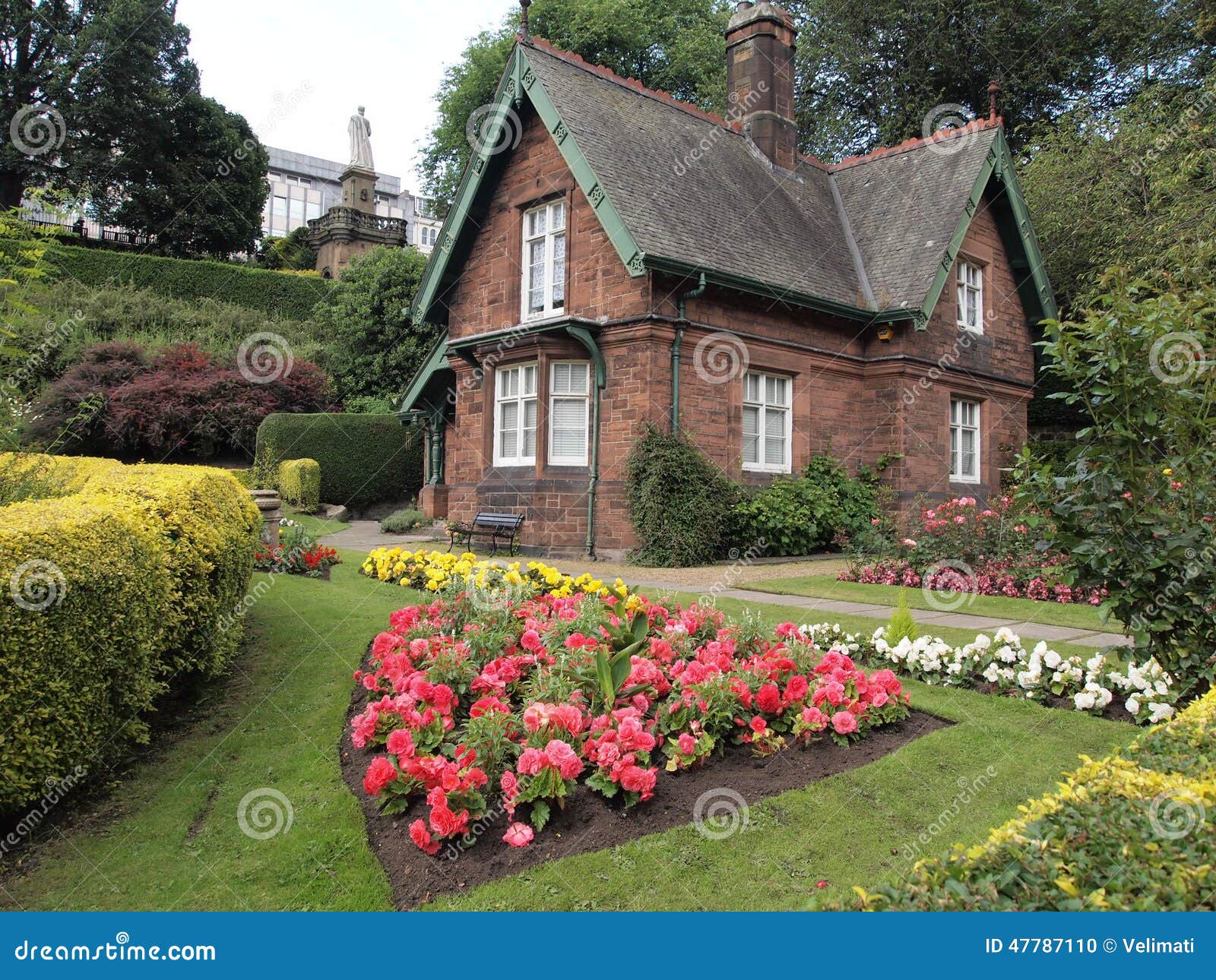 Kleines Haus im Garten stockfoto. Bild von entlastung 47787110