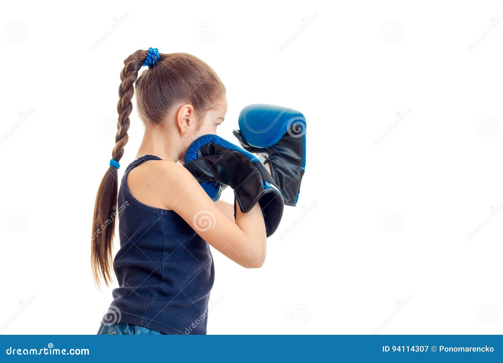 Kleines Madchen In Den Blauen Sporthandschuhen Die Das Boxen Uben Stockbild Bild Von Uben Madchen