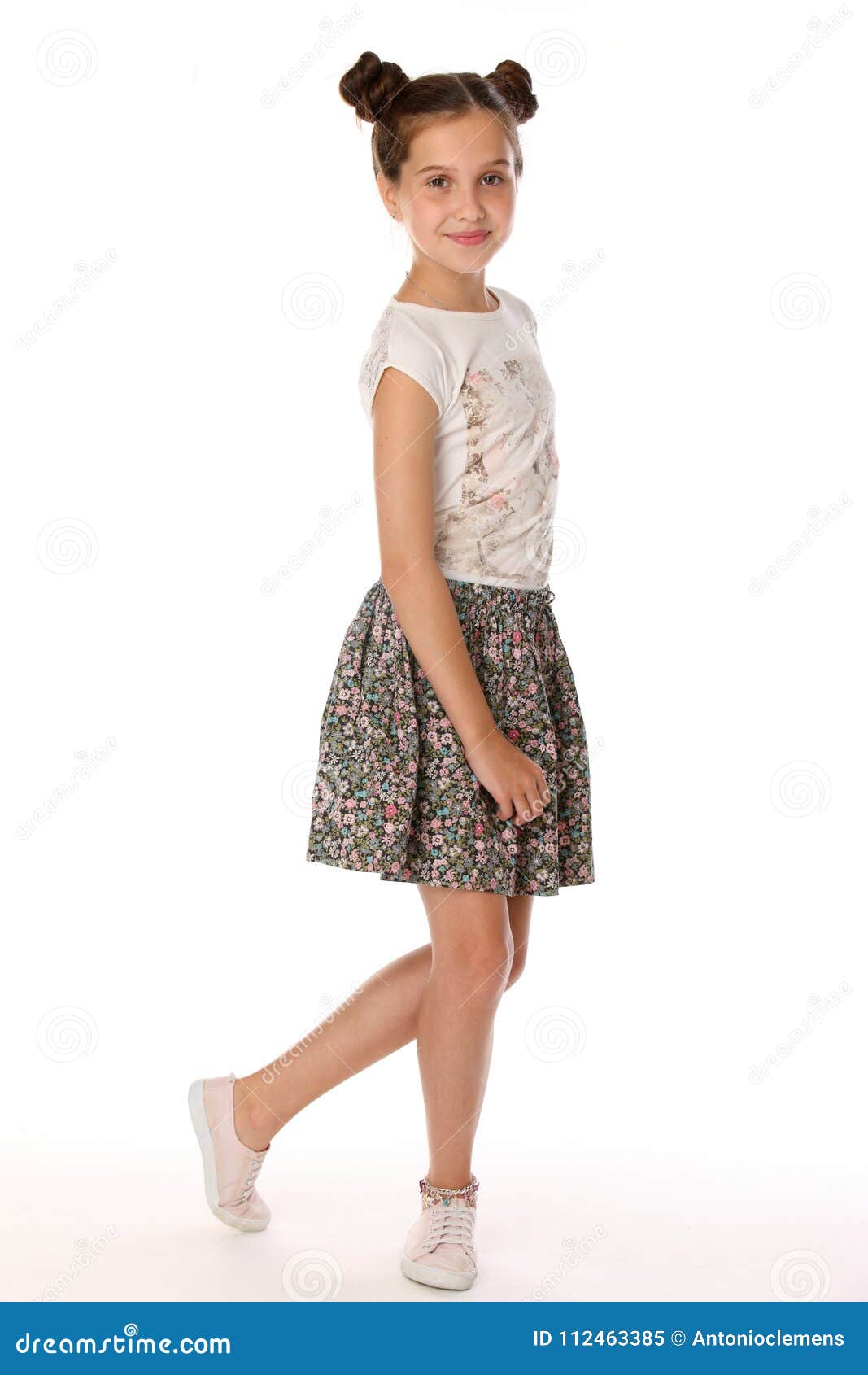 Kleines Madchen Des Schonen Brunette 12 Jahre Alte Aufstellung In Einem Rock Mit Den Blossen Beinen Stockbild Bild Von Baumuster Menschlich 112463385