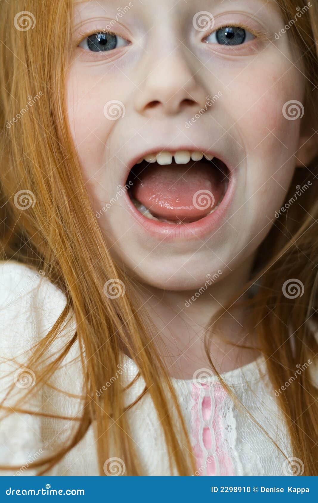 Kleines Madchen Grosser Mund Stockfoto Bild Von Jung Zahne 2298910