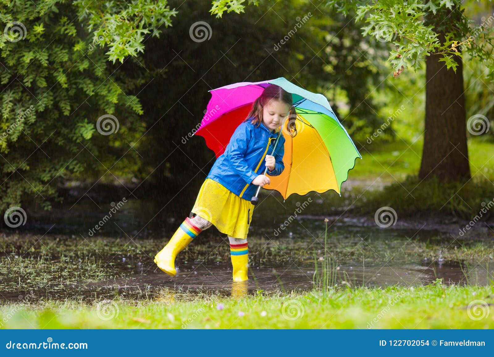 Kleines Madchen Mit Regenschirm Im Regen Stockfoto Bild Von Regen Madchen