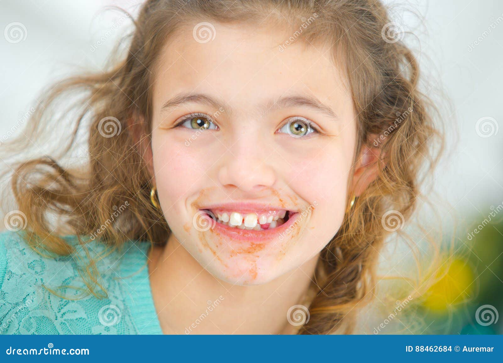 Kleines Madchen Mit Schokolade Um Mund Stockfoto Bild Von Lustig Kindlich 88462684