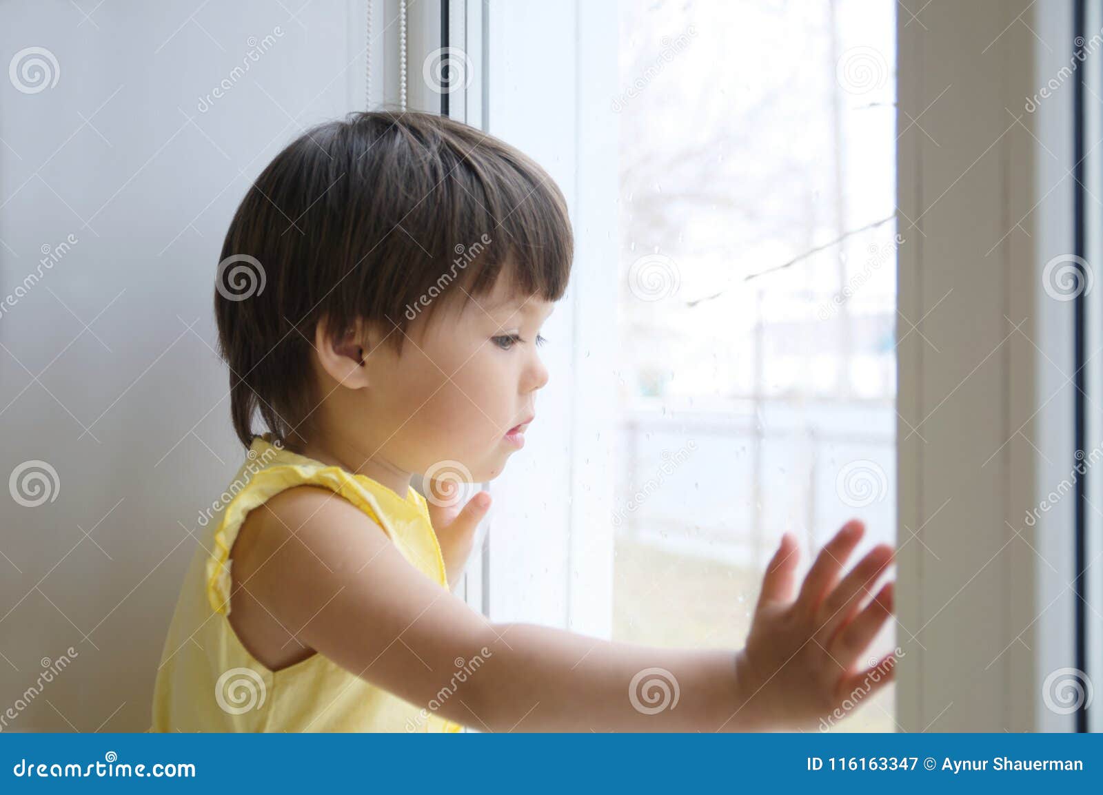 Kleines Mädchen, Welches Heraus Das Fenster Herbeisehnt Etwas