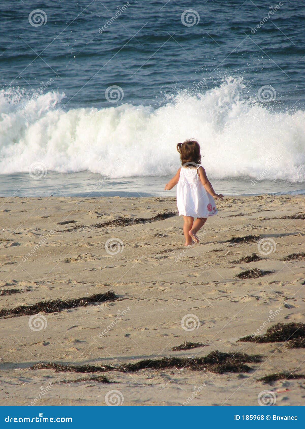 Kleines Mädchen auf Strand in Kitty Hawk, Nord-Carolina - stellen Sie genommene 070405 dar