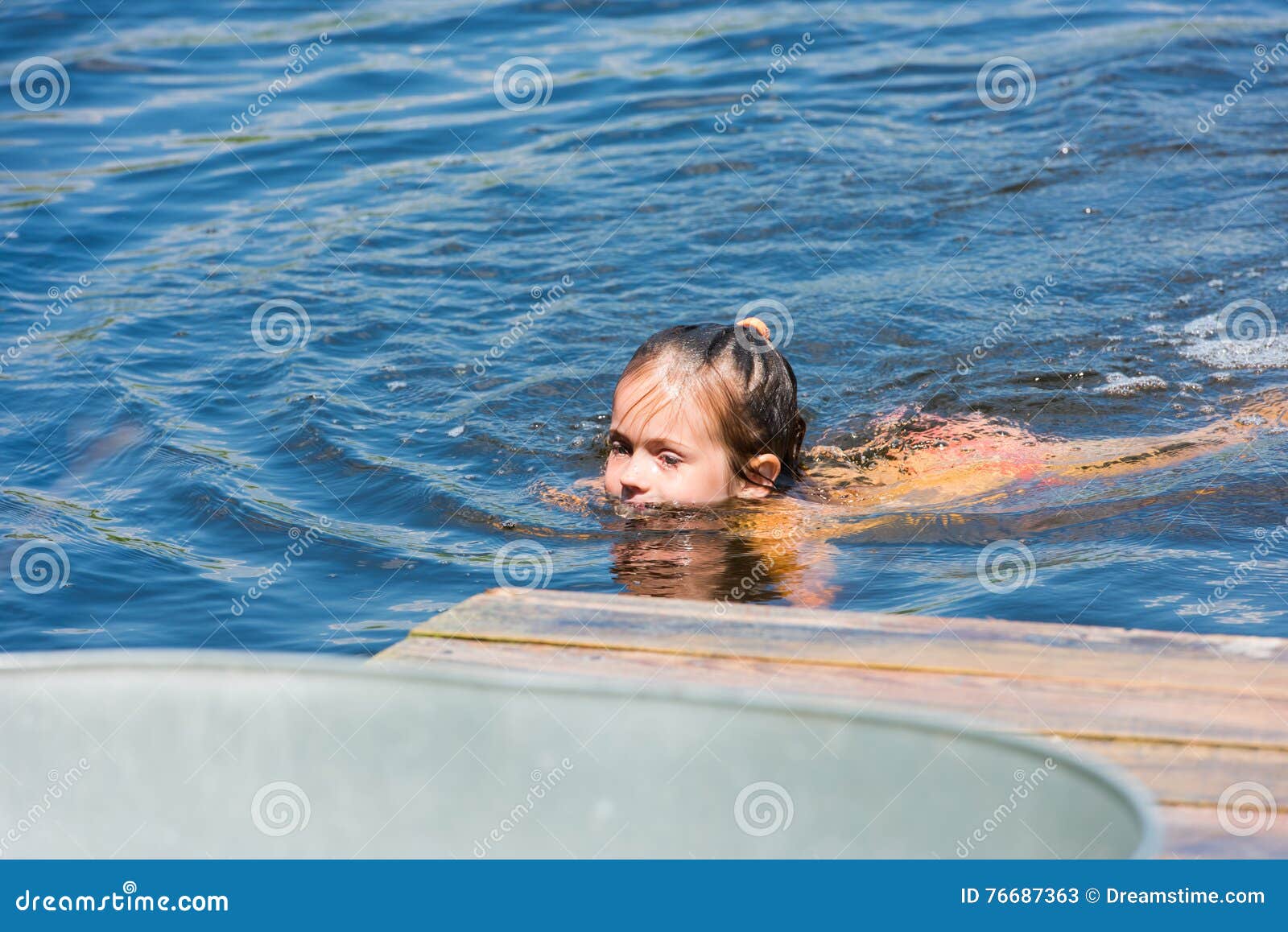 Kleines Mädchen Badet Im See Stockbild Bild Von Badet Mädchen 76687363