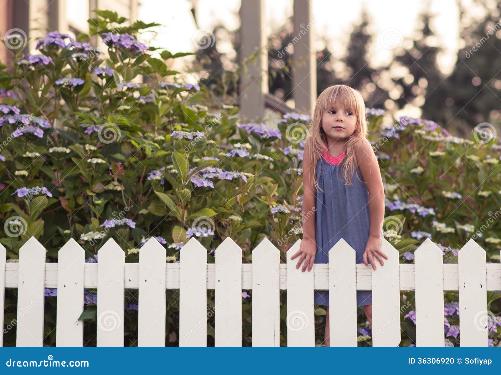 Kleines Mädchen im Garten stockfoto. Bild von blumen 36306920