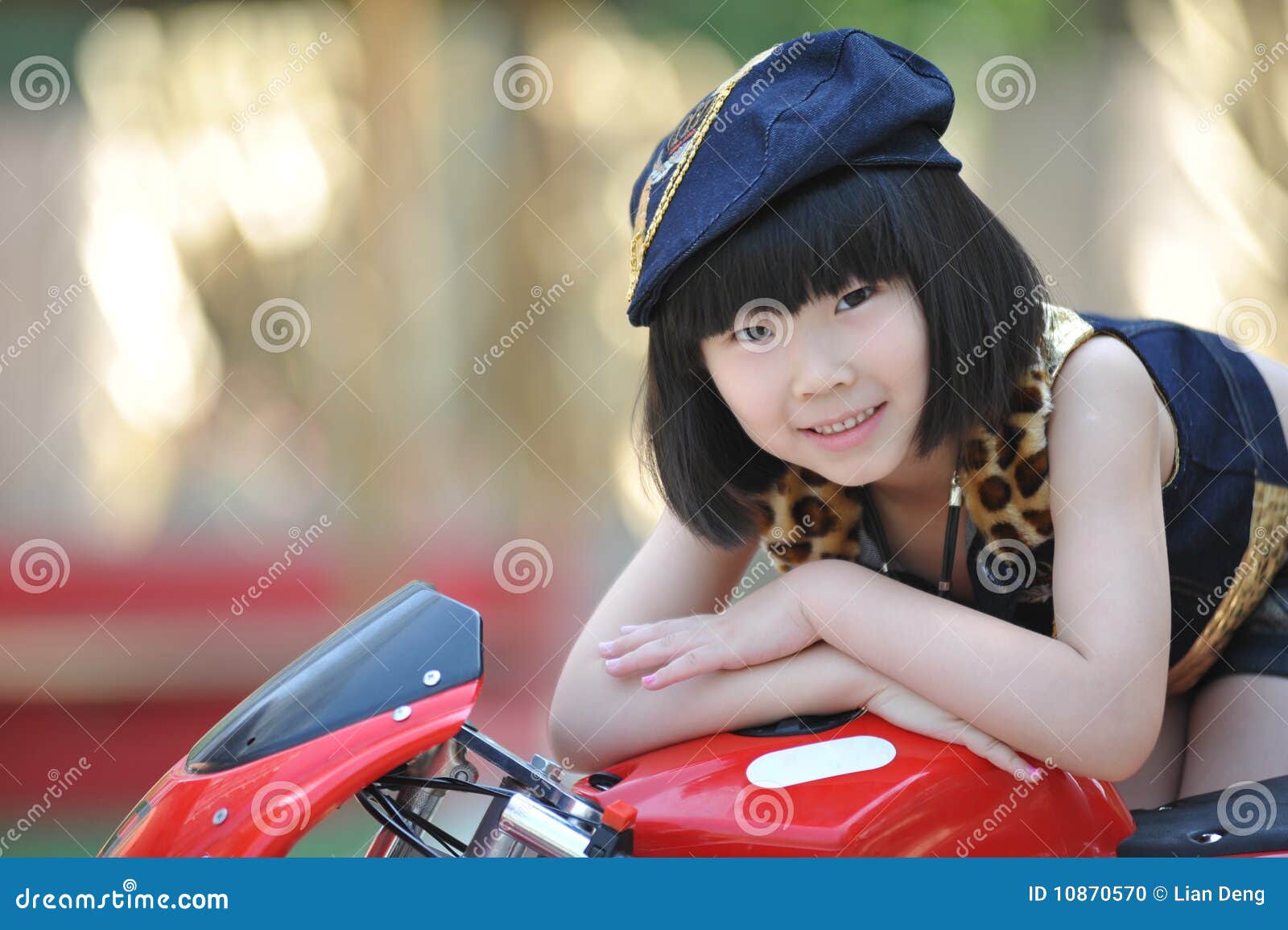 Kleines Mädchen Und Motorrad Stockfoto - Bild von spiel, mädchen: 10870570