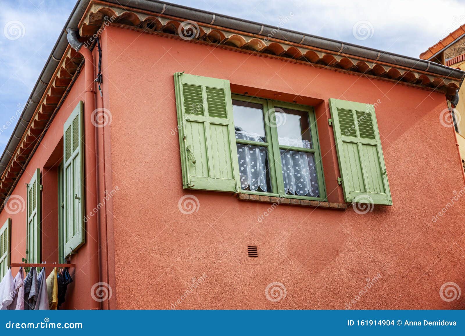 Kleines Rotes Haus Mit Offenen Fenstern Zum Blauen Himmel