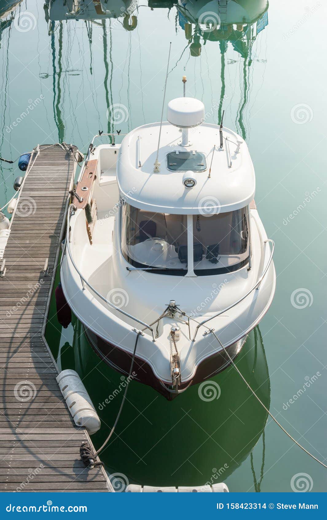 Kleines Schiff Mit Ruhigem Wasser Stockfoto Bild Von Ferien