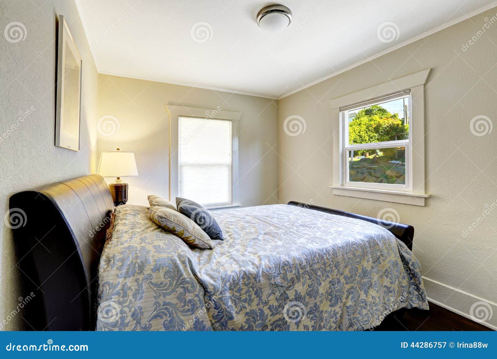 Kleines schlafzimmer mit modernem schwarzem bett stockfoto bild ...